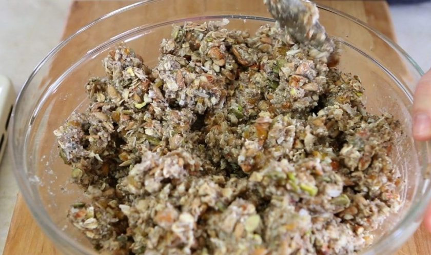 1. Этап. Сладкий хлеб с семечками: 3. Далее в сухую смесь добавьте воду, масло, мёд, пюре и ванильный экстракт. Всё перемешайте.