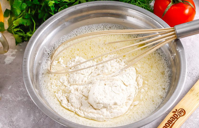 1. Этап. Блинный торт с ветчиной и сыром: Всыпьте пшеничную муку и аккуратно вмешайте ее, чтобы не образовались комочки. Влейте растительное масло и оставьте тесто на 15-20 минут для отдыха.