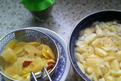 1. Этап. Варенье из айвы и грецких орехов: Нарезаем очищенную айву небольшими кусочками, выкладываем её в кастрюлю. Заливаем водой после варки кожуры, добавляем сахар. Доводим до кипения, пусть проварится минут 5. Отставляем на 5-6 часов.