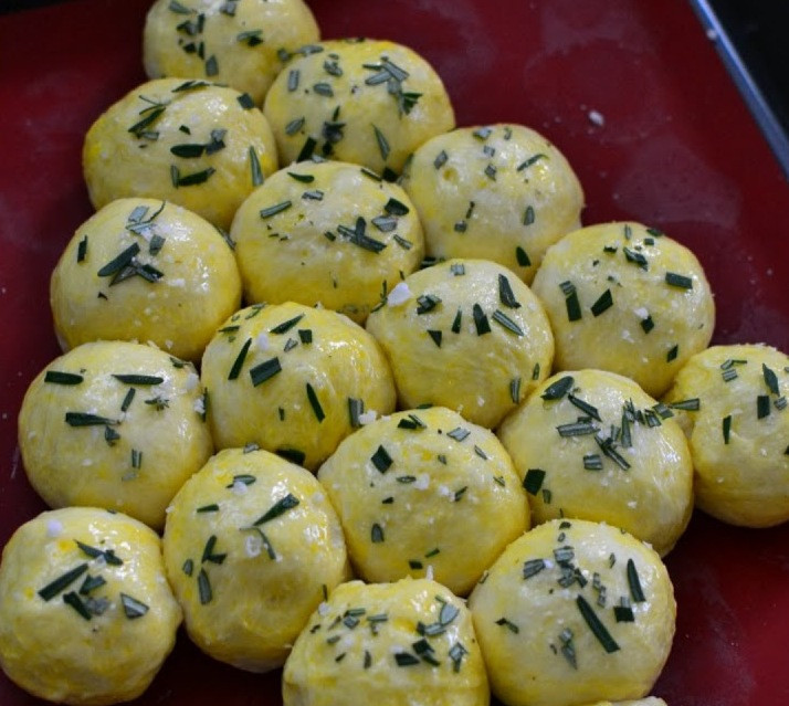 1. Этап. Булочки в виде ёлки: По истечении времени смазываем шарики сверху топленым маслом, посыпаем розмарином и морской солью.