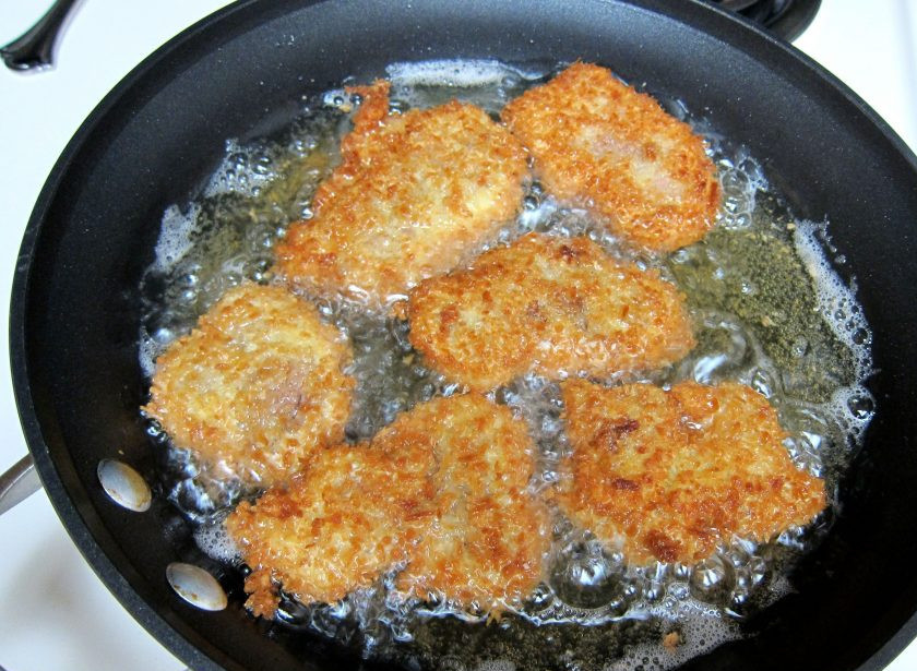 1. Этап. Печень куриная жареная: 2. Разогрейте сковороду с растительным маслом и выложите кусочки, обжаривайте с каждой стороны примерно по 1,5-2 минуты.