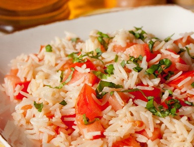 1. Этап. Плов с помидорами: Когда плов будет готов, смешиваем его с помидорами и базиликом, перчим блюдо по вкусу и подаем его к столу. Приятного всем аппетита!