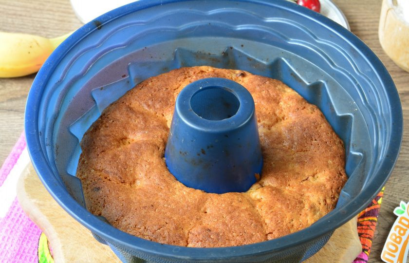 1. Этап. Кекс с черешней и бананом: Выпекайте кекс в духовке 35 минут при температуре 180-190 градусов.