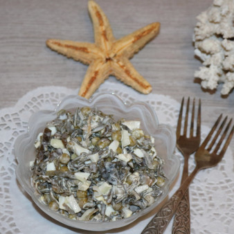 Салат с морской капустой и зелёным горошком