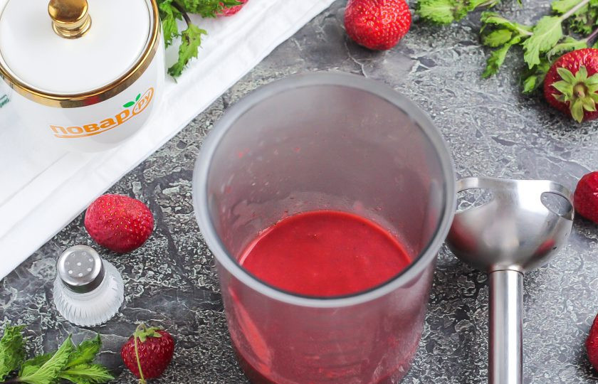 1. Этап. Соус из клубники к мясу: Измельчите все содержимое погружным блендером в течение 2-3 минут.