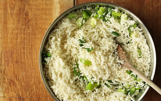 1. Этап. Фаршированные перцы без мяса: 1. Цветную капусту вымойте, обсушите, натрите соцветия на терке или измельчите в блендере. Выложите на чистое полотенце и тщательно отожмите, чтобы убрать лишнюю влагу. Выложите на сковороду, добавьте немного масла. Обжарьте капусту минут 5 до мягкости. По желанию добавьте лук, чеснок и зелень. В конце посолите и поперчите по вкусу.