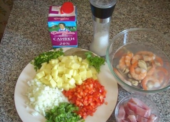 1. Этап. Суп из морепродуктов со сливками: Картофель помойте, почистите, нарежьте кубиками. Перец помойте, нарежьте мелко. Лук почистите, нашинкуйте. Сельдерей помойте, измельчите.