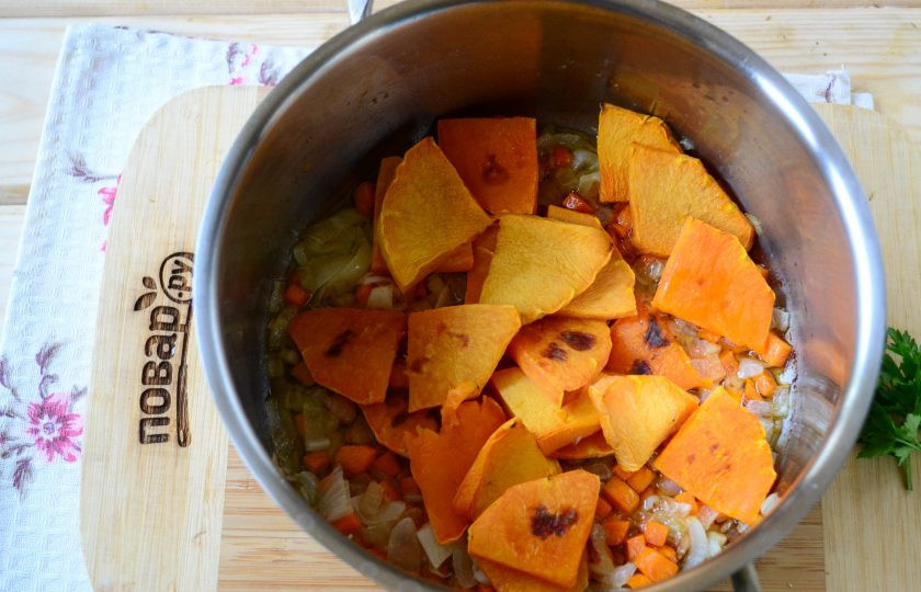 1. Этап. Тыквенный суп с сыром: Запеченную тыкву порежьте на несколько кусков и также отправьте в кастрюлю.