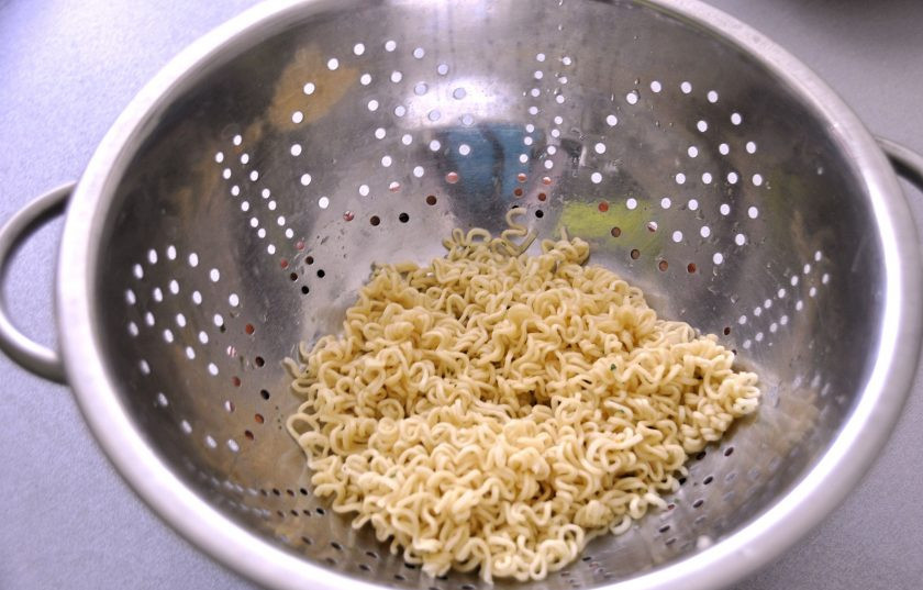 1. Этап. Рамен-бургер: Слейте бульон и охладите.