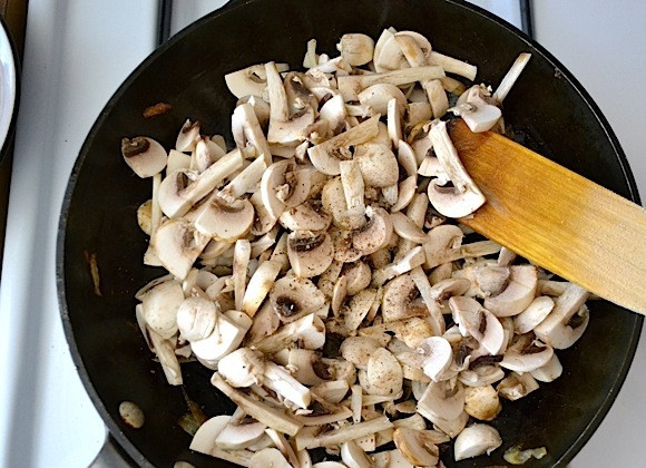 1. Этап. Пицца со сливочным соусом: 4. Помойте, почистите и порежьте грибы. Положите грибы в сковороду, можно после лука, по необходимости добавьте масло. Посолите, поперчите и посыпьте сушеным тимьяном.