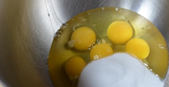 1. Этап. Торт Киевский классический: 1. Бисквит нужно испечь заранее, лучше всего дать ему постоять ночь. Для его приготовления в глубокую мисочку вбейте яйца, добавьте сахар и щепотку соли.