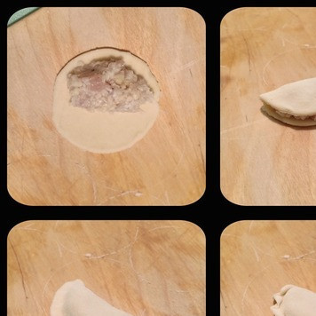 1. Этап. Вареники с мясом и картофелем: На кружок теста выложить начинку (примерно 1ч. л. с небольшим верхом), свернуть его пополам и защипать края.