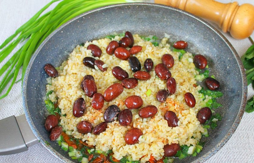 1. Этап. Булгур с фасолью: Добавляем готовую фасоль. Можно использовать консервированную или предварительно отваренную. Готовим все вместе еще минут 5 под крышкой на малом огне.