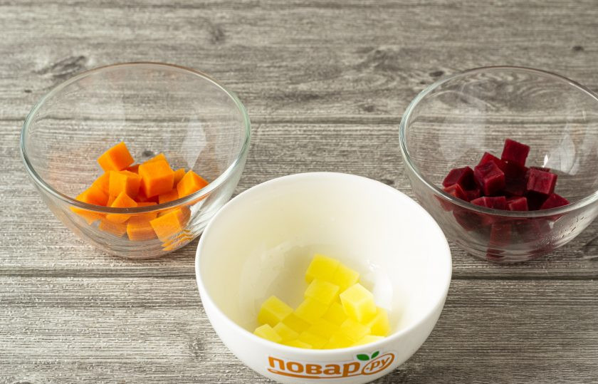 1. Этап. Винегрет Кубик рубик: Очистите овощи, нарежьте на одинаковые кубики. Оптимальный размер будет 1х1 см.