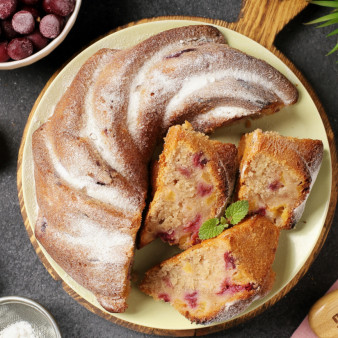 Кекс с вишней и яблоком