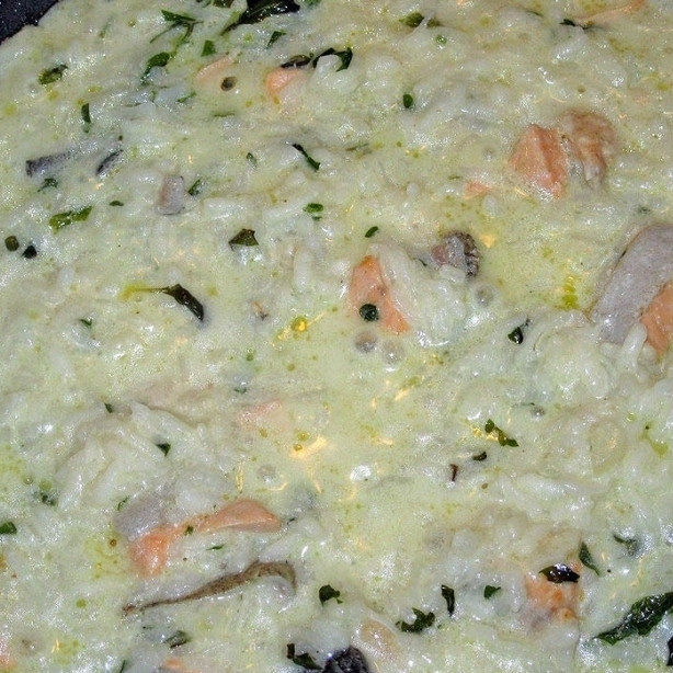 1. Этап. Ризотто с красной рыбой: Вливаем 2 стакана бульона или обыкновенного кипятка, накрываем крышкой - и варим около 20 минут на среднем огне до готовности риса.