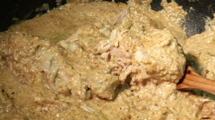 1. Этап. Сациви в мультиварке: Выложить получившийся соус к курице и луку и выставить режим 