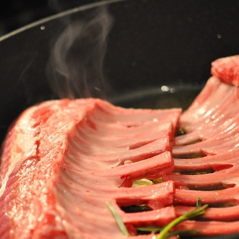 1. Этап. Каре из баранины: Обжариваем до красивой золотистой корочки с одной стороны...