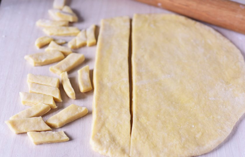 1. Этап. Башкирский чак-чак: Затем тесто раскатайте скалкой в пласт толщиной в 1-2 мм. Нарежьте на полосы.