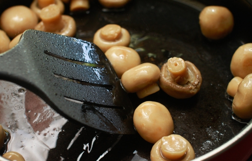 1. Этап. Соте из шампиньонов: Шампиньоны следует переворачивать каждые две минуты.