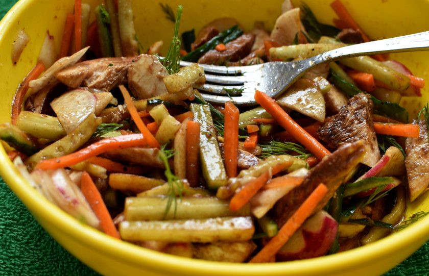 1. Этап. Хрустящий салат с курицей и овощами: Взбейте в мисочке соевый соус и оливковое масло, полейте салат. Добавьте немного зелени укропа и перемешайте. Дайте настояться в холодильнике минут 20.