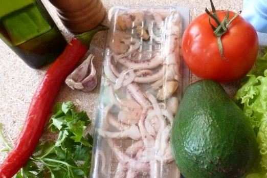 1. Этап. Салат с авокадо и морепродуктами: 1. Подготовим ингредиенты. Все овощи помоем и обсушим, а морепродукты опустим примерно на 5 минут в подсоленный кипяток и откинем на дуршлаг.