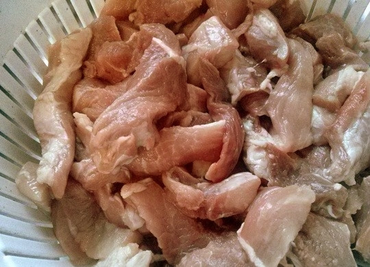 1. Этап. Мясо под сладким соусом в мультиварке: Свинину помойте, обсушите бумажными полотенцами, порежьте брусочками толщиной в палец.