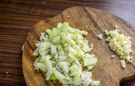 1. Этап. Говядина с луком и сметаной: Очистим лук и чеснок. Лук нарезаем кубиками, а чеснок рубим очень мелко.