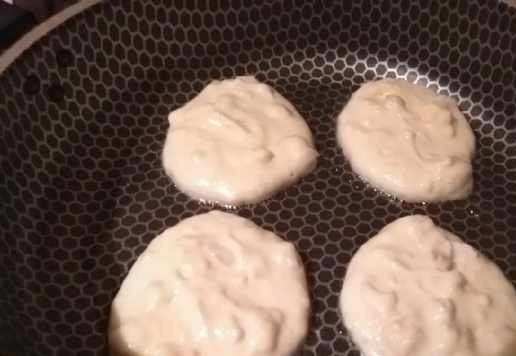 1. Этап. Рисовые оладьи с бананом: Жарить с двух сторон на растительном масле.