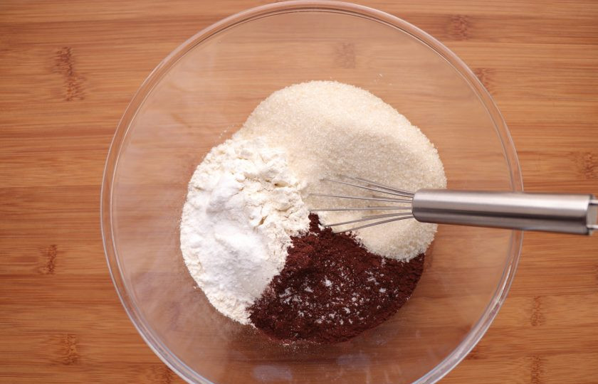 1. Этап. Постный шоколадный пирог: В миске смешайте муку, какао, сахар, соду и щепотку соли.