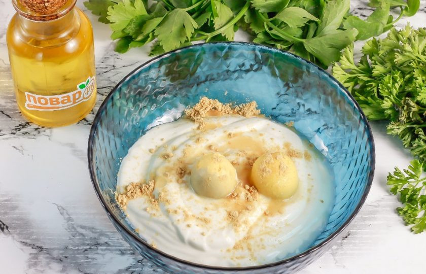 1. Этап. Майонез из сметаны с желтками: Всыпьте горчичный порошок, влейте лимонный сок или выжмите сок из нескольких ломтиков лимона.