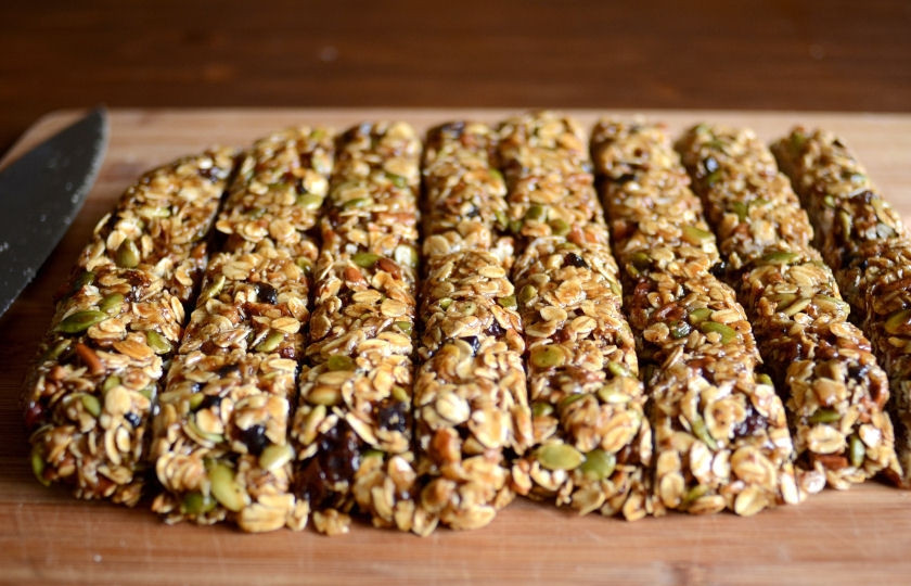 1. Этап. Фитнесс-батончики: 7. Застывшую массу нарежьте кусочками на разделочной доске.