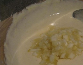 1. Этап. Творожно-лимонная запеканка: В оставшееся тесто добавляем лимон, перемешиваем и выкладываем тесто в форму. Запекаем в разогретой до 180 градусов духовке минут 40.