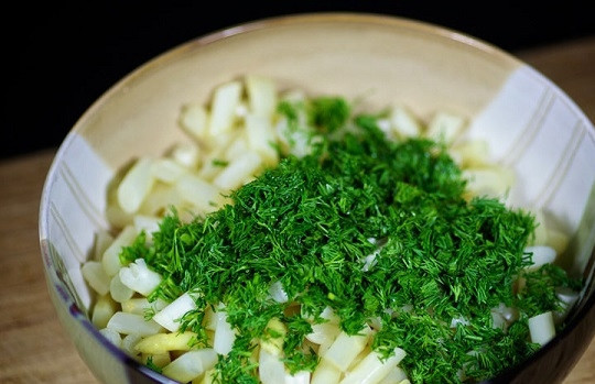 1. Этап. Салат с жареными креветками: 8. В глубокой мисочке соедините нарезанную спаржу, креветки и измельченную зелень.