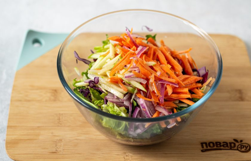 1. Этап. Салат из красной капусты с яблоком: Соедините в большой миске капусту, яблоко с морковью и зелень. Полейте сверху заправкой и снова перемешайте.