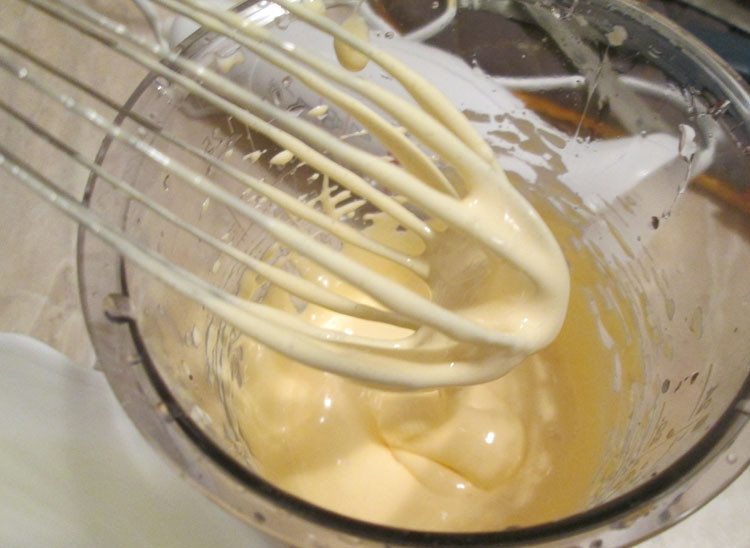 1. Этап. Простой бисквит для торта: Предварительно выставьте духовку на 190 градусов. Затем осторожно отделите белки от желтков и к желткам добавьте 60-65 грамм сахара. Возьмите блендер с венчиком и взбейте желтки до получения нежного крема.