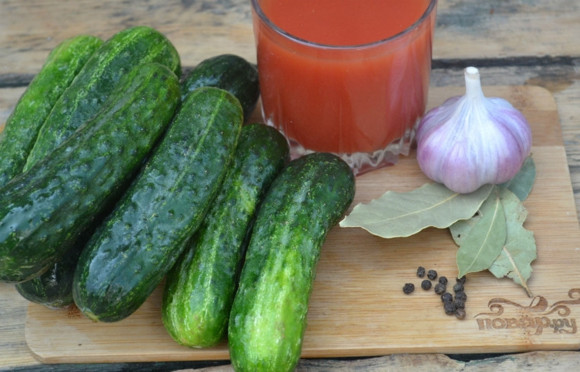 1. Этап. Огурчики в томатном соке: Подготовьте все необходимые ингредиенты. Огурчики отберите примерно одинакового размера ярко-зеленого цвета.