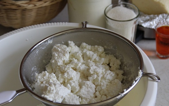 1. Этап. Пасха из козьего творога: 1. Творог из козьего молока очень полезный, а пасха из козьего творога получается очень вкусной, хоть и имеет специфическое послевкусие. Это послевкусие сглаживает ванильный сахар и сливочное масло. Итак, протираем творог через сито.