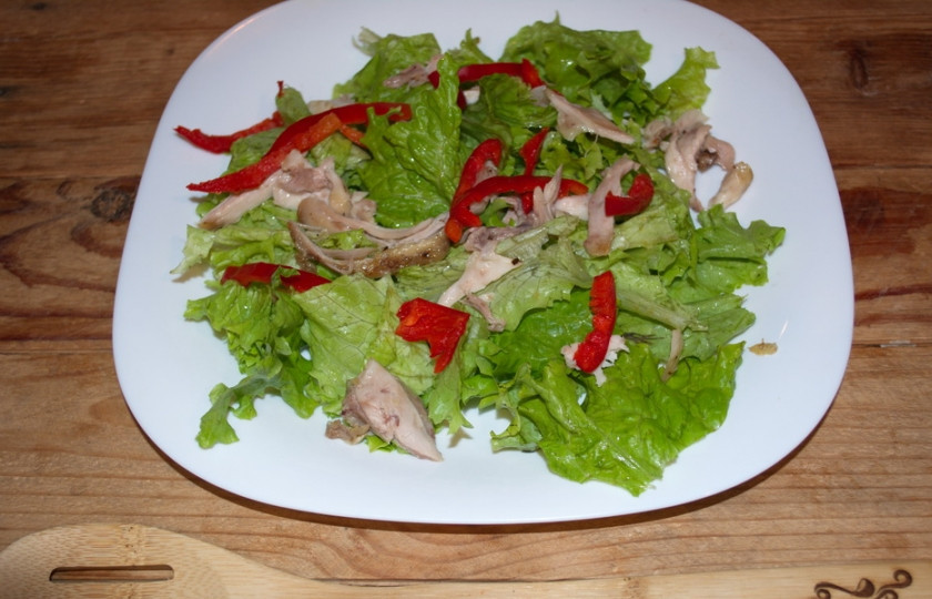 1. Этап. Салат Коко Шанель: Болгарский перец нужно нарезать полукольцами. Выложите его в произвольном порядке на салатные листья.