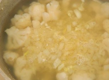 1. Этап. Суп-пюре постный: Отправляем лук к овощам, добавляем оставшиеся соль и перец. Можно добавить сухие ароматные травки. Варим еще минут 5-10.