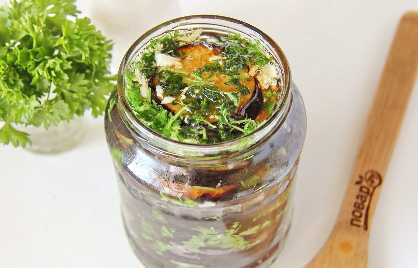 1. Этап. Баклажаны на зиму без уксуса: Оставшееся масло перекалите и вылейте в банки, чтобы оно полностью покрыло баклажаны.