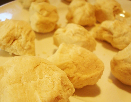 1. Этап. Мексиканское тако: 3. Разделите тесто на 14-16 одинаковых кусочков.