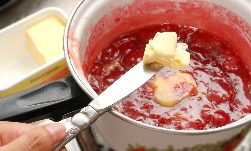 1. Этап. Пирог с клубникой: 9. В самом конце добавьте кусочек сливочного масла и размешайте.