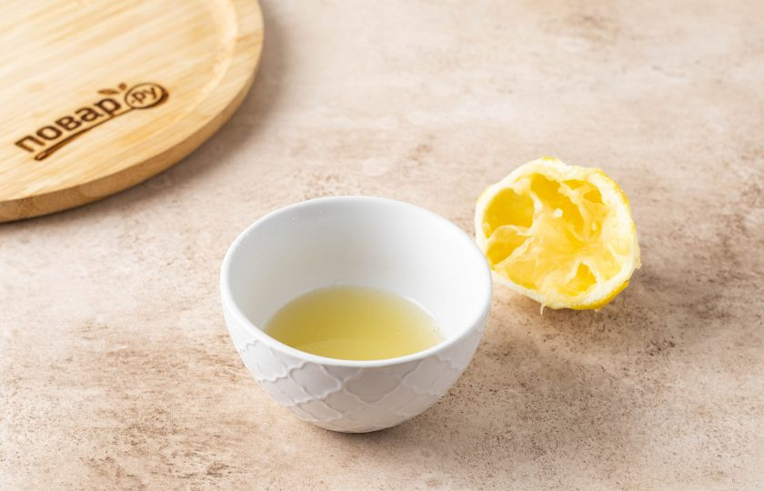 1. Этап. Имбирный квас: Выжмите сок из лимона.