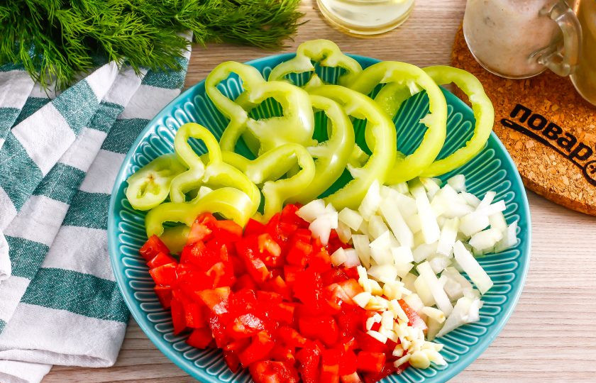 1. Этап. Рыба по-турецки: Очистите лук от кожуры, промойте в воде вместе с помидорами и перцем. Удалите из перца семена, из помидоров вырежьте зеленые сердцевинки. Нарежьте томаты и лук кубиками, перец — кольцами. Чеснок очистите, промойте и измельчите.