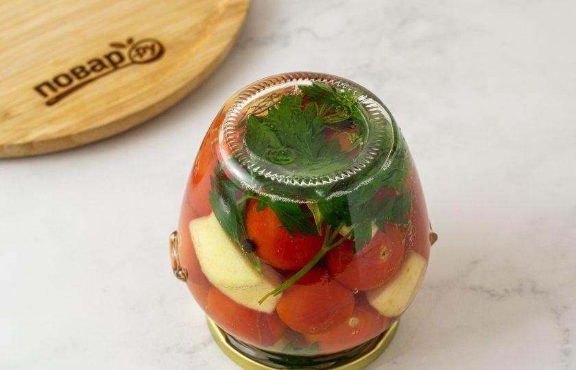 1. Этап. Помидоры с яблоками на зиму: Залейте горячий маринад обратно в банку. Герметично закрутите крышку, банку переверните вверх дном. Оставьте так до полного остывания.