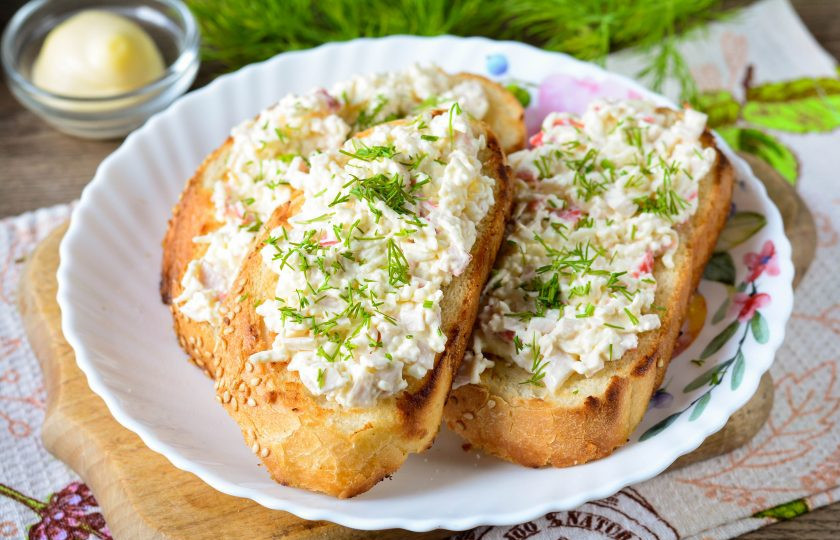 1. Этап. Гренки с крабовыми палочками: Присыпьте мелко нарезанным укропом.