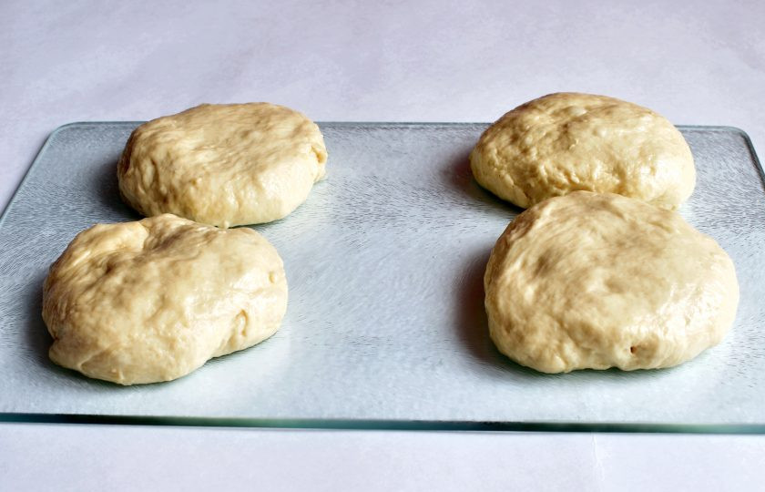 1. Этап. Венгерская лепешка «Лангош»: Подошедшее тесто обомните и разделите на кусочки размером со среднее яблоко.