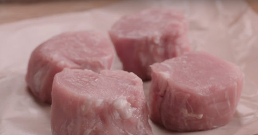 1. Этап. Медальон из свинины: Для начала нужно нарезать мясо (толщина кусочков — примерно 4 см).