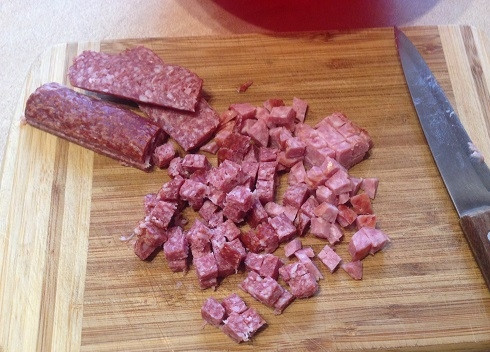 1. Этап. Швейцарская кукурузная запеканка: 2. Изюм минут на 5 запарим кипятком. Колбасу нарезаем небольшими кубиками.